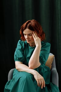 Constelação familiar - Pessoa de olhos fechados, respirando calmamente; family constellation - Person with eyes closed, breathing calmly, reflecting