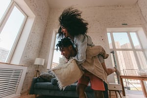 PT: Casal adulto a sorrir num momento leve e descontraído EN: Mature couple smiling in a light and relaxed moment together