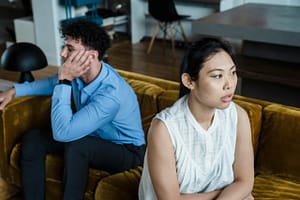 PT: Casal adulto a respirar fundo antes de reagir durante uma conversa difícil EN: Mature couple taking a deep breath before reacting during a difficult conversation